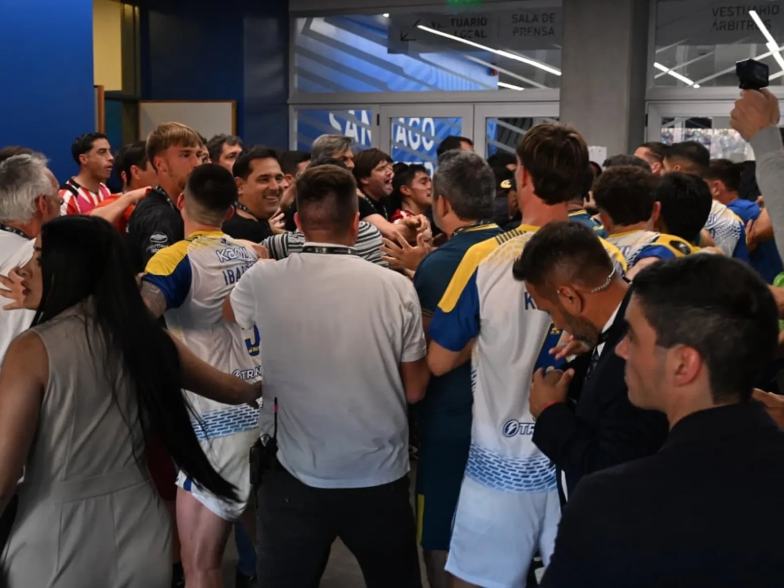 Jugadores de Estudiantes y Rosario Central involucrados en una gresca en la zona de acceso a los vestuarios del estadio Único Madre de Ciudades, durante la Supercopa Internacional
