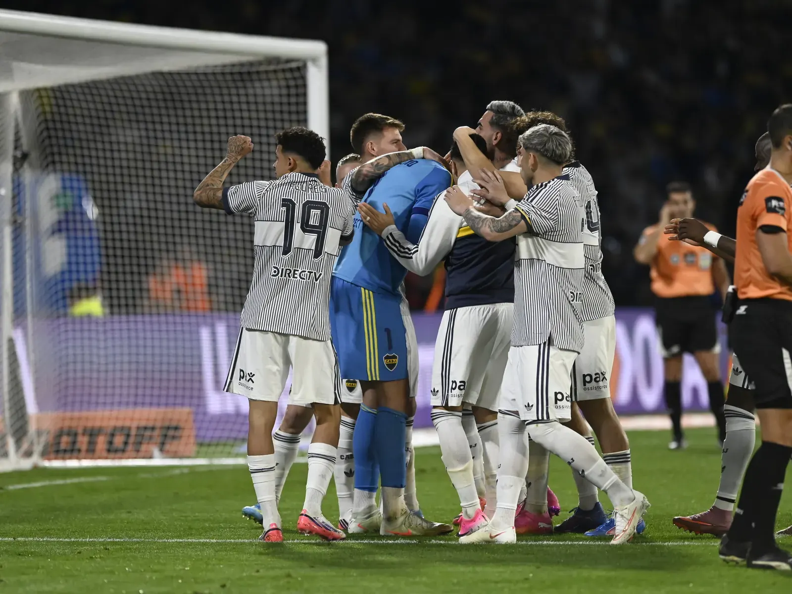 Jugadores de Boca celebran la clasificación ante Vélez por la Copa Argentina en Córdoba