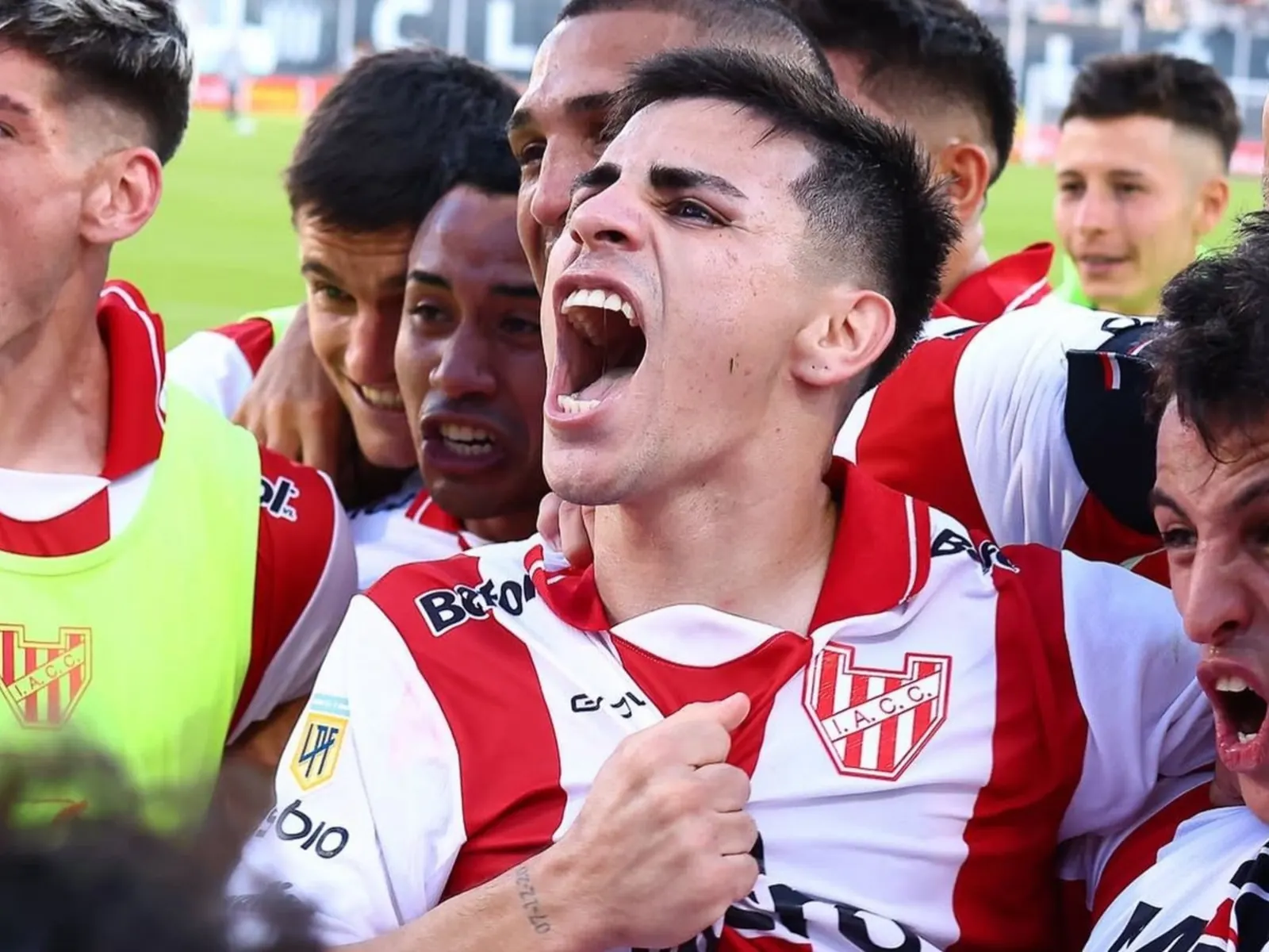 Alex Luna celebrando un gol con la camiseta de Instituto de Córdoba en el Torneo Clausura.