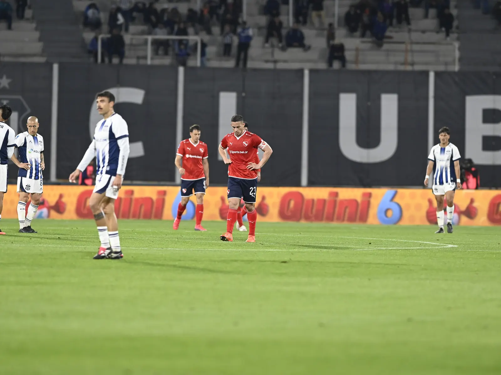 Sebastián Zunino revisa la jugada en el monitor del VAR tras el gol anulado a Independiente ante Talleres en el Kempes