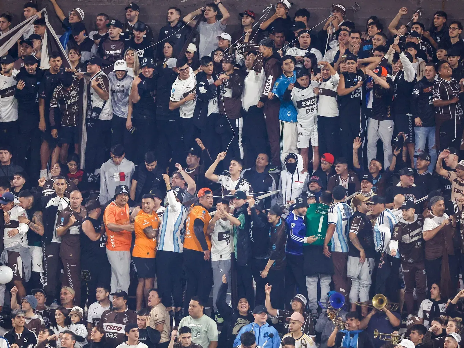 Vista del Estadio Ciudad de Vicente López con hinchas de Platense en las tribunas durante un partido de la Liga Profesional