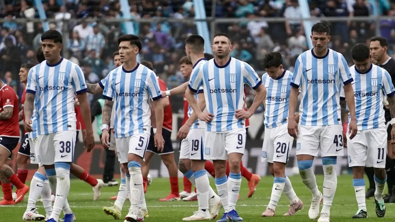 La hinchada de Racing explotó tras el clásico: “Que se vayan todos” y cánticos contra Milito