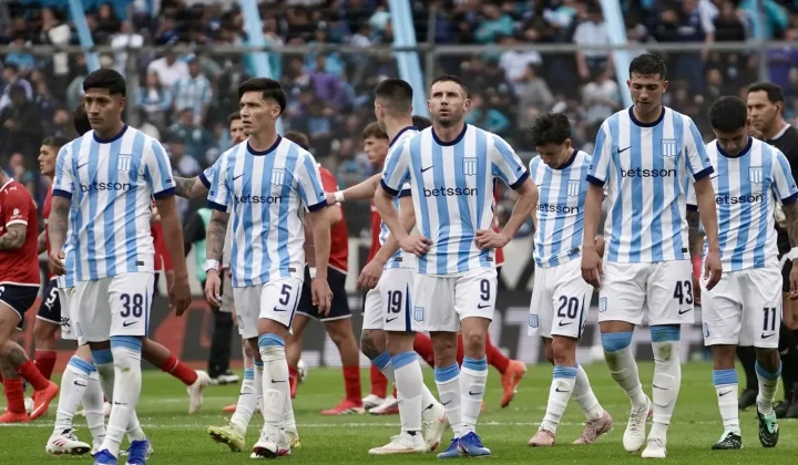 La hinchada de Racing explotó tras el clásico: “Que se vayan todos” y cánticos contra Milito