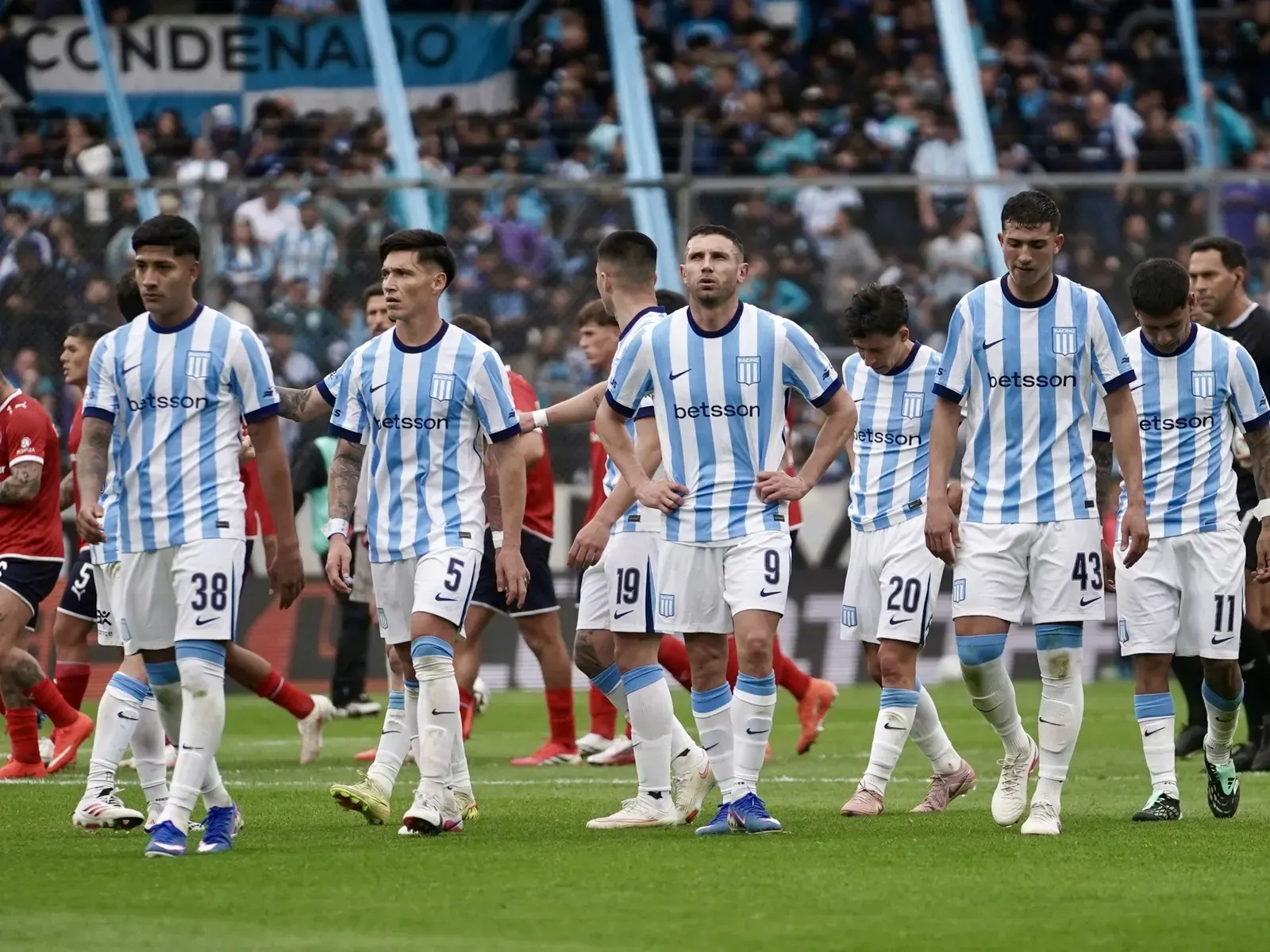 Hinchas de Racing Club expresan su enojo en las tribunas del Cilindro de Avellaneda tras el empate en el clásico ante Independiente