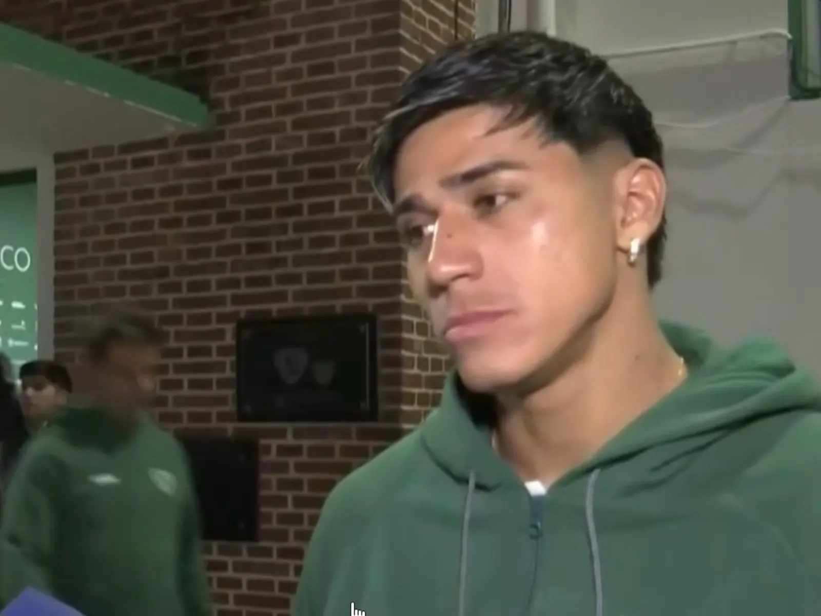 Junior Marabel, delantero de Sarmiento, reclama airadamente al árbitro Daniel Zamora durante el partido contra Barracas Central en Junín