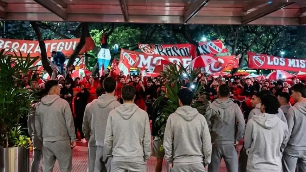 Hinchas de Independiente se autoconvocaron en la previa del clásico con Racing y enviaron un mensaje claro al plantel