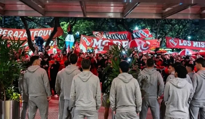Hinchas de Independiente se autoconvocaron en la previa del clásico con Racing y enviaron un mensaje claro al plantel