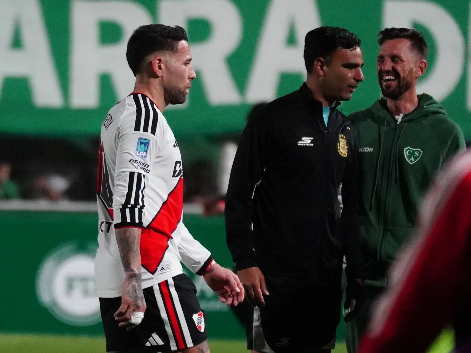 Nicolás Otamendi, capitán de River Plate, reclama airadamente a su arquero Santiago Beltrán durante el partido contra Sarmiento en Junín.