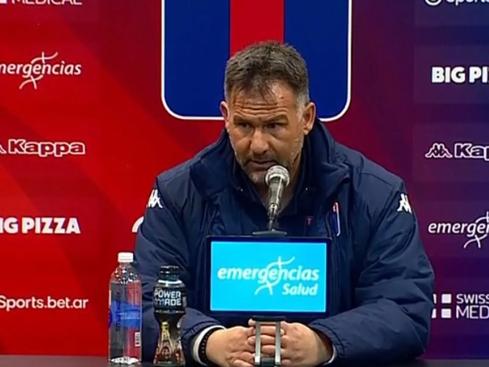 Diego Dabove durante su conferencia de prensa donde anunció su renuncia como entrenador de Tigre tras la derrota ante Atlético Tucumán