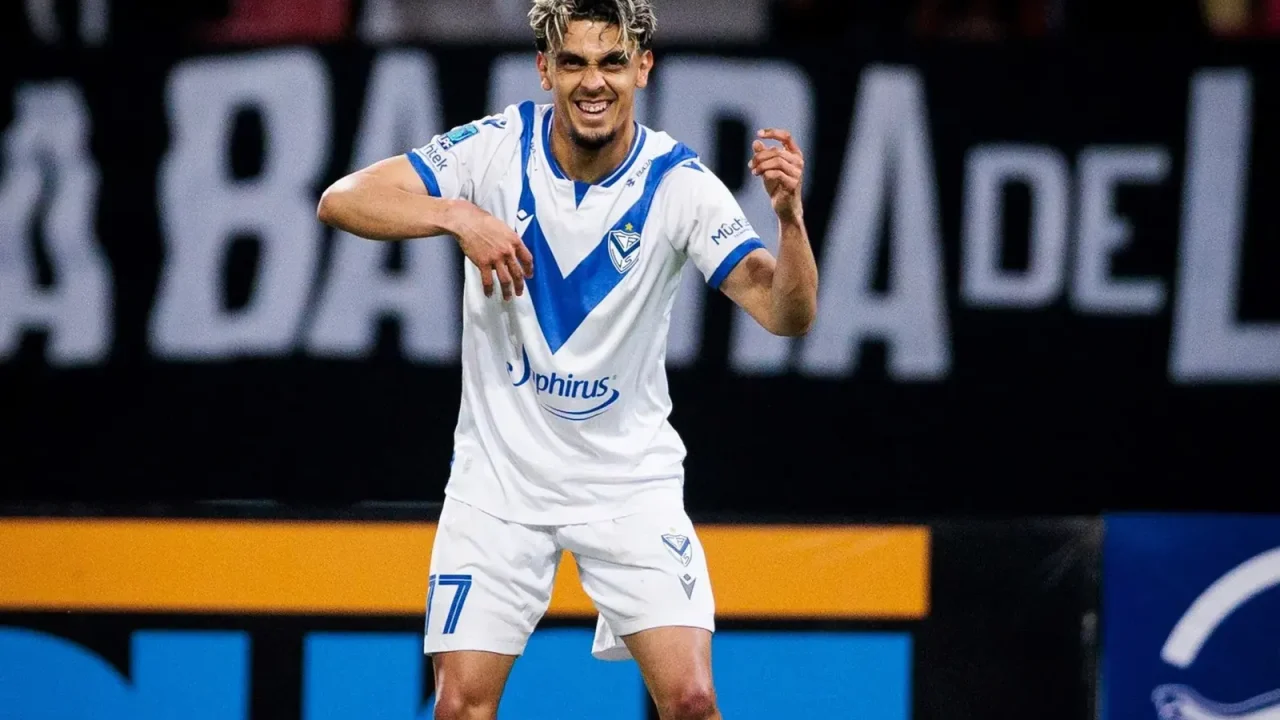 Ronaldo Martínez se luce con un triplete, alcanza la cima del Clausura y firma una chilena espectacular
