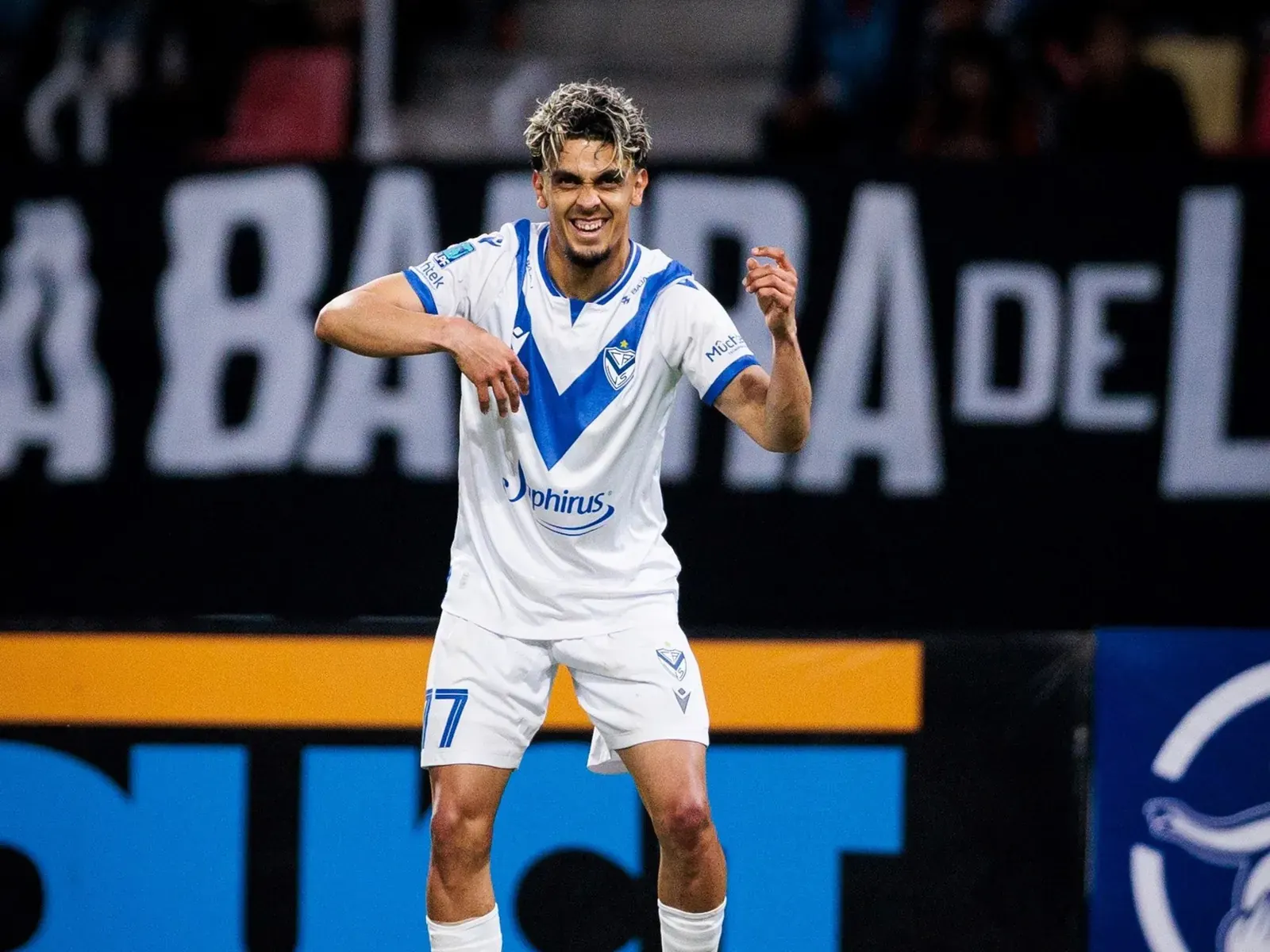 Ronaldo Martínez celebra su triplete en la goleada de Vélez ante Central Córdoba