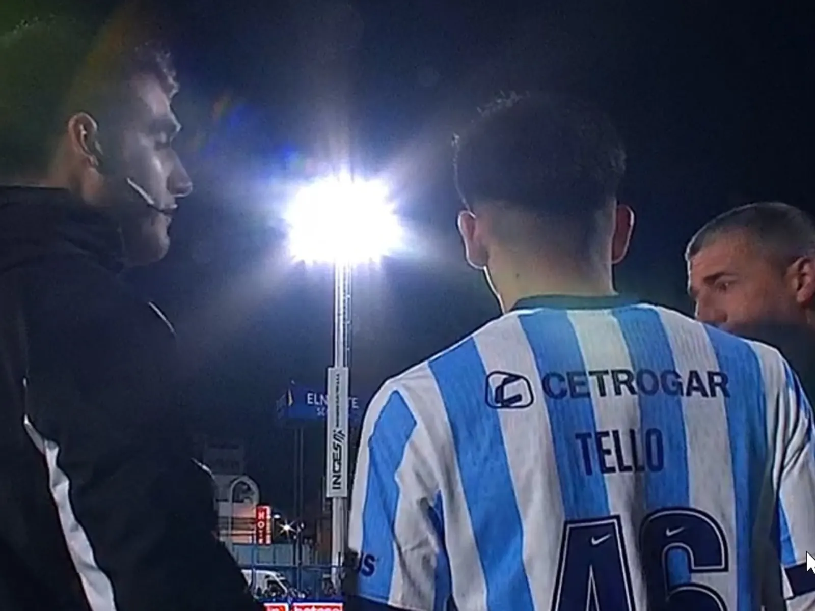 Tomás Conechny demora su salida durante el partido entre Estudiantes de Río Cuarto y Racing Club, donde se aplicó por primera vez la regla de los 10 segundos en el fútbol argentino