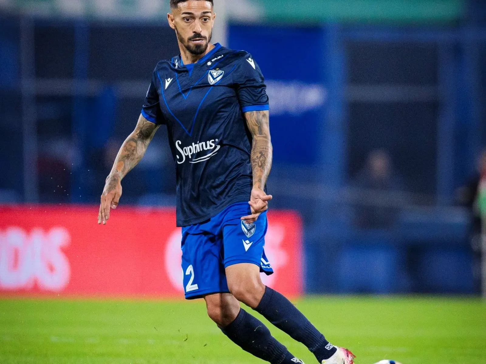 Manuel Lanzini, volante de Vélez, se toma el muslo izquierdo durante el partido ante Platense en el José Amalfitani