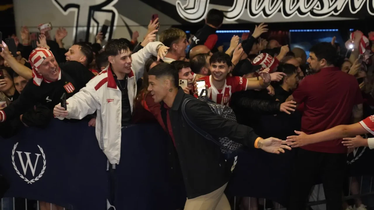 La marea rojiblanca ya está en Río: Estudiantes llegó con el apoyo de sus hinchas para la semifinal ante Flamengo