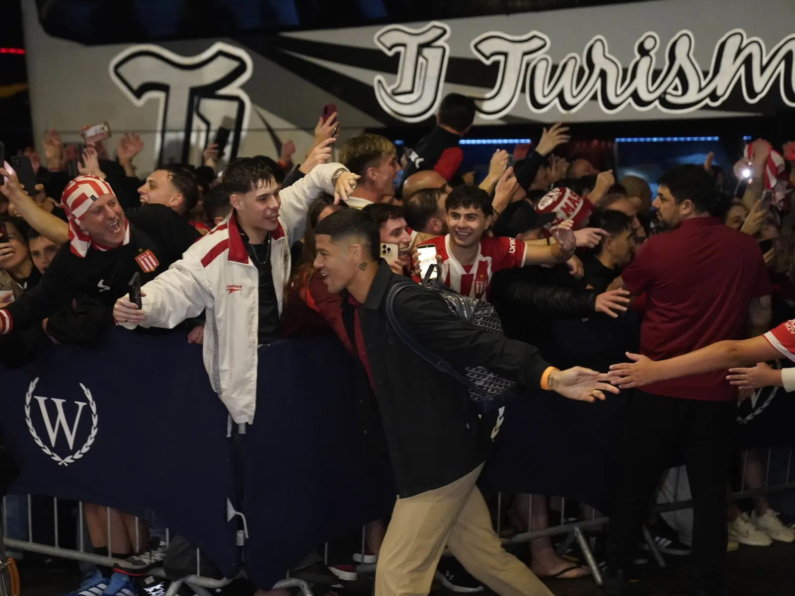 Hinchas de Estudiantes reciben al plantel en el hotel de Río de Janeiro antes de la semifinal de la Copa Libertadores ante Flamengo