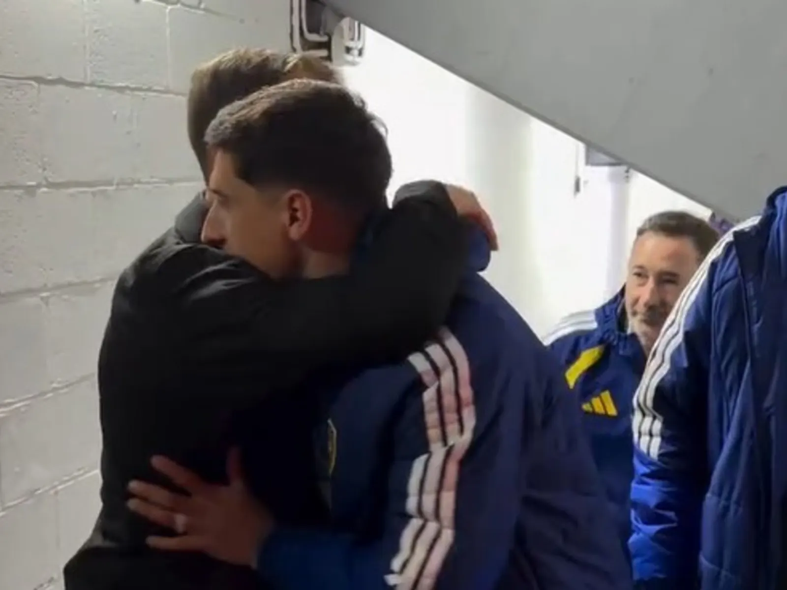Rodolfo Arruabarrena abraza a Miguel Merentiel en la antesala del vestuario de Boca tras la victoria ante Independiente