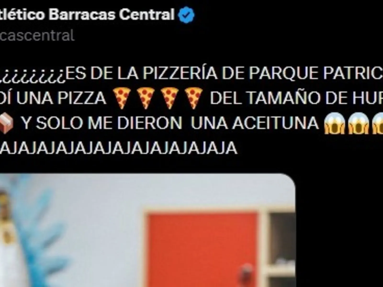 Rafael Barrios, defensor de Barracas Central, sonríe con una pizza en el vestuario tras el partido ante Huracán por el Torneo Clausura.