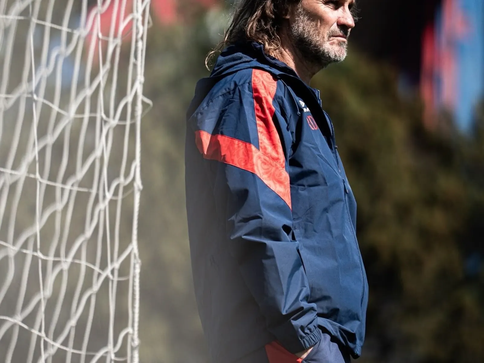 Rubén Darío Insua observa a sus jugadores durante un entrenamiento de San Lorenzo en el predio de la Ciudad Deportiva